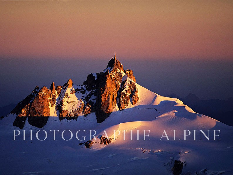 L'aiguille du Midi à L'aube