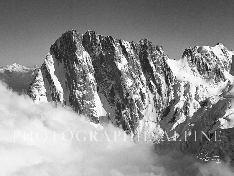 Les Grandes Jorasses sur mer de nuages