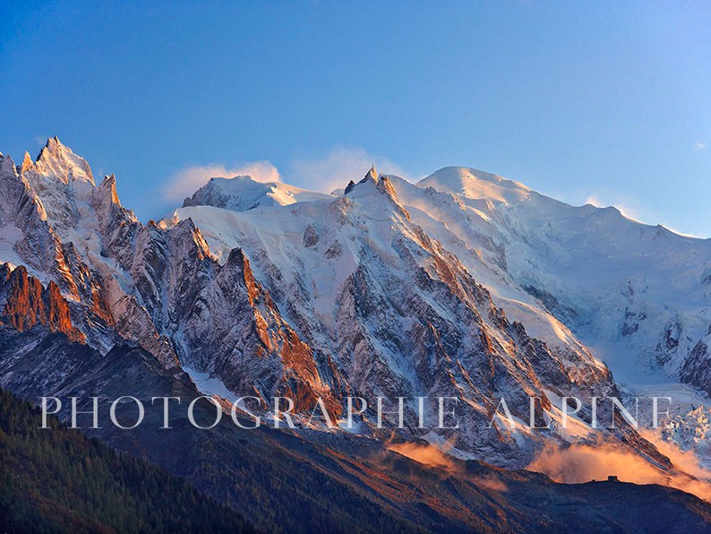 Couchant sur les aiguilles du Midi et le Mont-Blanc