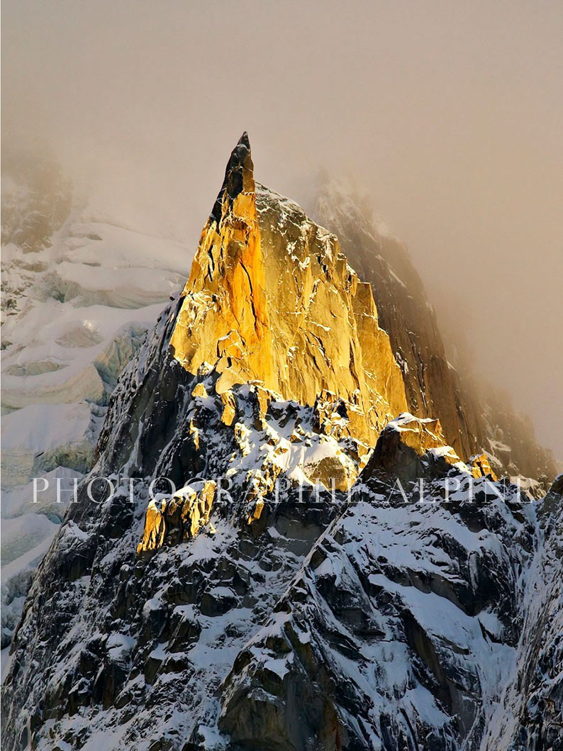 L'aiguille des Deux Aigles au couchant