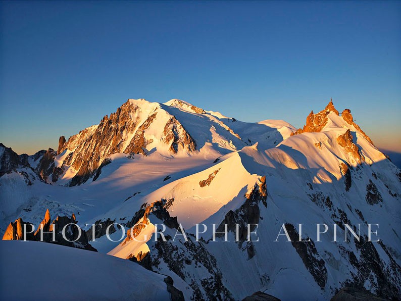L'aiguille du Midi et le Mont-Blanc à l'aube
