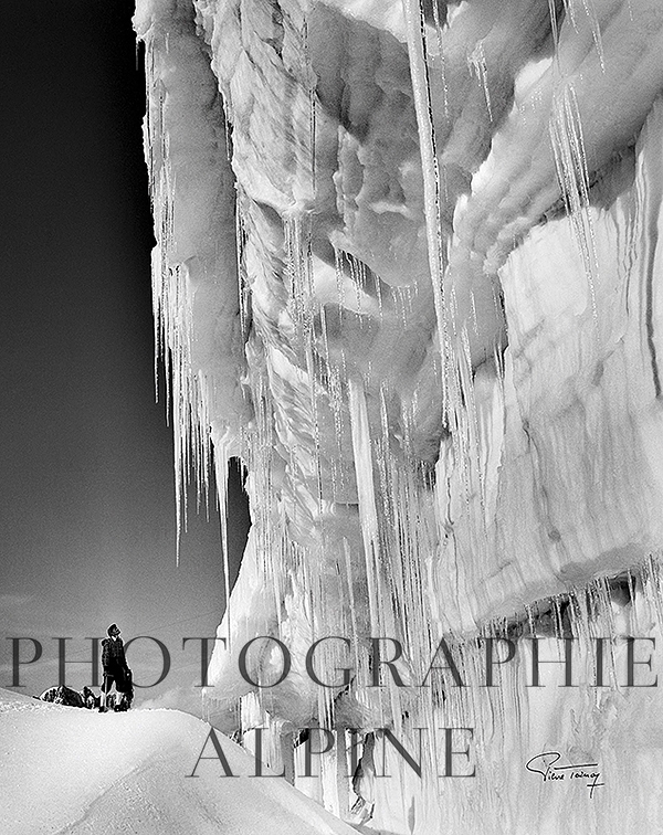 Alpiniste et stalactites de glace