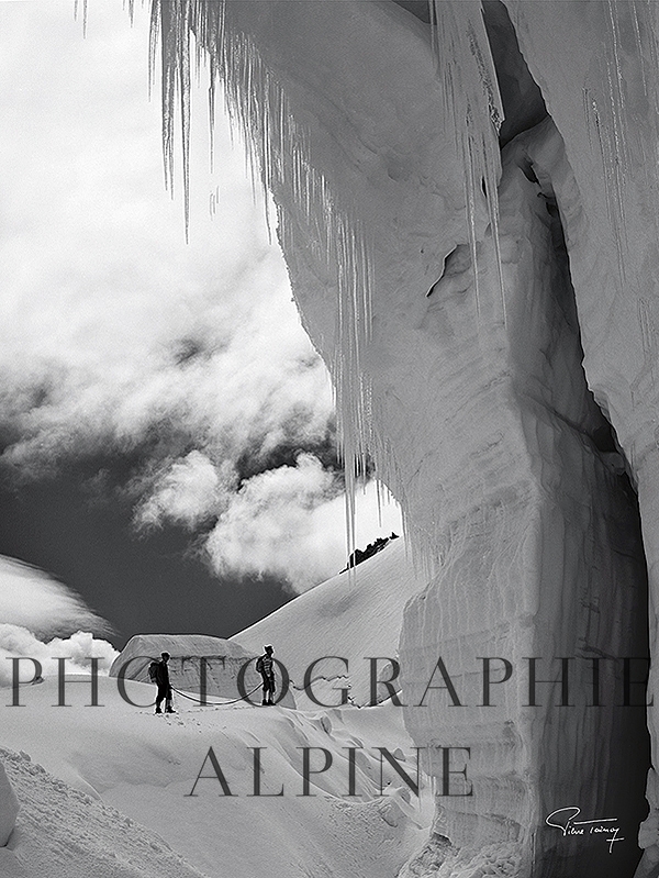 Alpiniste et Stalactites de glace