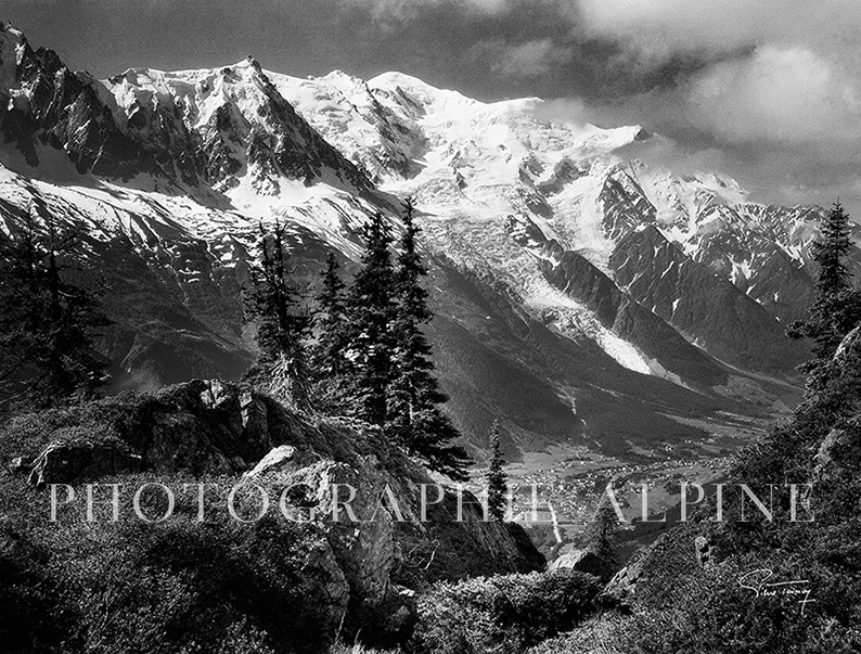 Ville de Chamonix et le Mont-Blanc