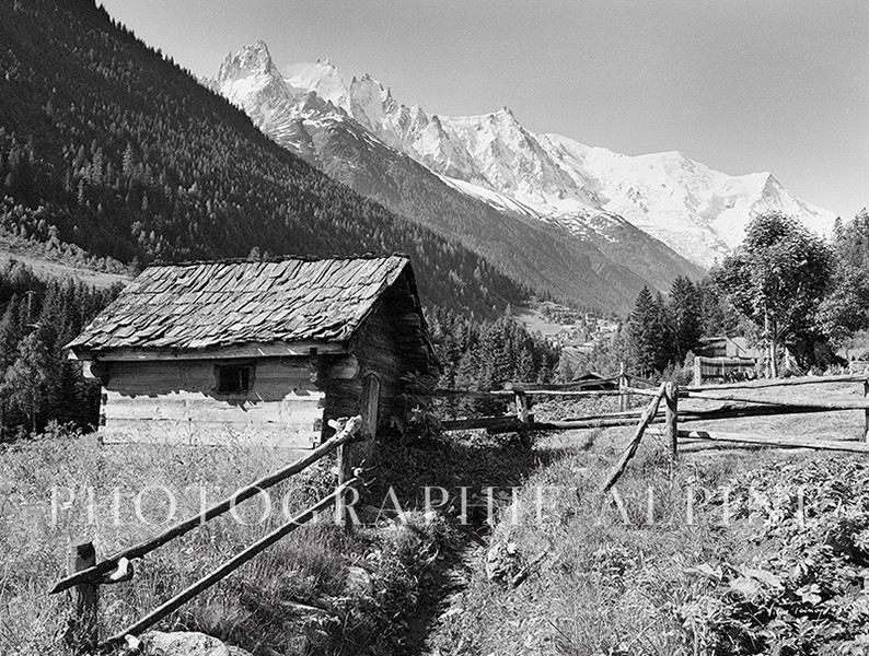 Habitation devant la chaîne du Mont-Blanc